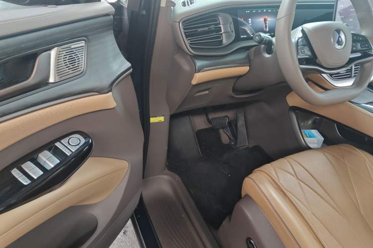 Used Denza D9 2022 DM-i 970 Four-Wheel Drive Flagship Model Driver Seat