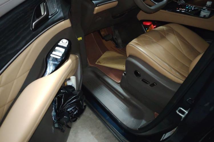 Used Denza D9 2022 DM-i 970 Four-Wheel Drive Prestige Model Driver Seat