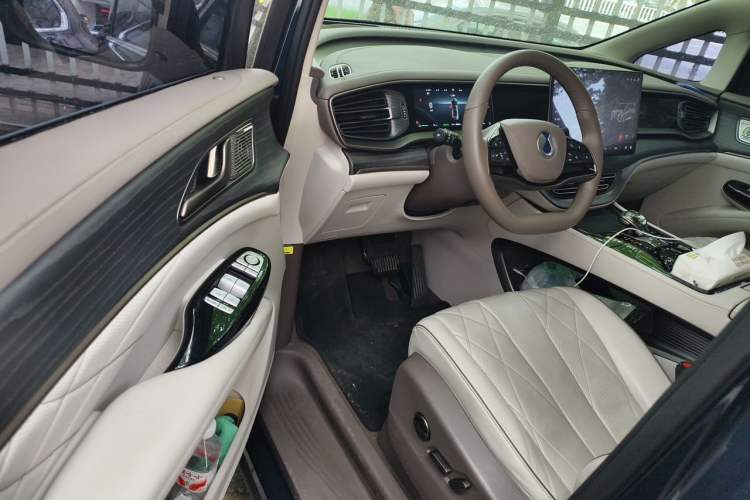 Used Denza D9 2022 DM-i 970 Four-Wheel Drive Prestige Model Driver Seat