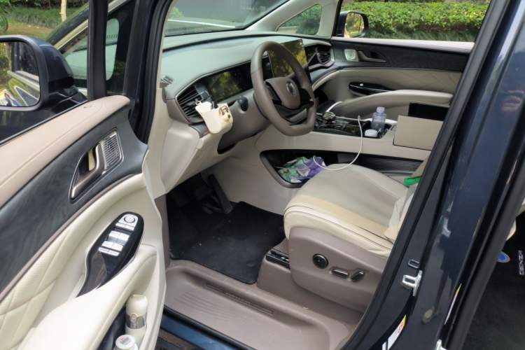 Used Denza D9 2022 DM-i 1040 Prestige Model Driver Seat