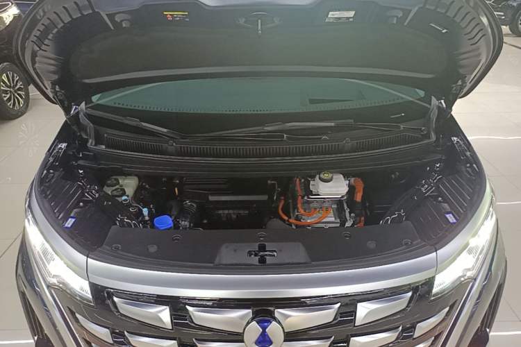 Used Denza D9 2022 DM-i 970 Four-Wheel Drive Flagship Model Engine Bay