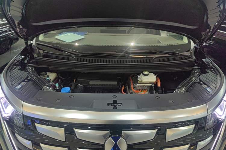 Used Denza D9 2022 DM-i 970 Four-Wheel Drive Flagship Model Engine Bay