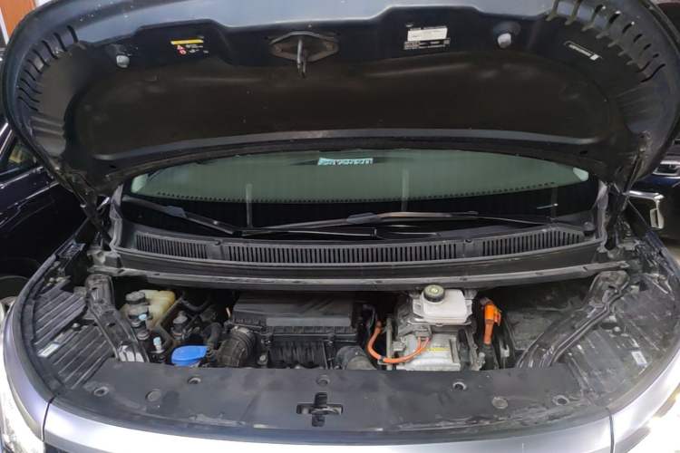 Used Denza D9 2022 DM-i 945 Luxury Model Engine Bay