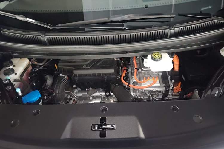 Used Denza D9 2022 DM-i 970 Four-Wheel Drive Flagship Model Engine Bay