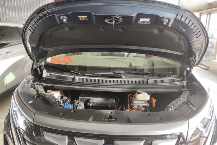 Used Denza D9 2022 DM-i 970 Four-Wheel Drive Flagship Model Engine Bay