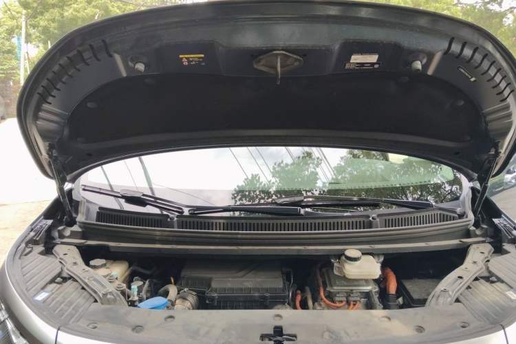 Used Denza D9 2022 DM-i 970 Four-Wheel Drive Flagship Model Engine Bay