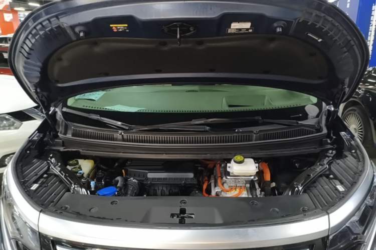 Used Denza D9 2022 DM-i 970 Four-Wheel Drive Flagship Model Engine Bay