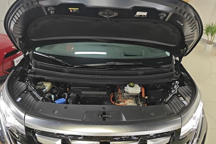 Used Denza D9 2022 DM-i 970 Four-Wheel Drive Flagship Model Engine Bay