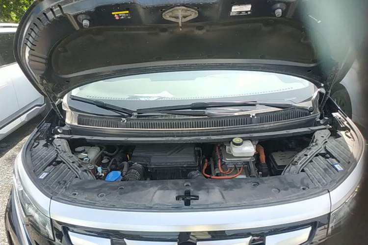 Used Denza D9 2022 DM-i 1040 Prestige Model Engine Bay
