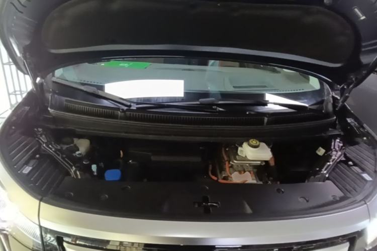 Used Denza D9 2022 DM-i 970 Four-Wheel Drive Flagship Model Engine Bay