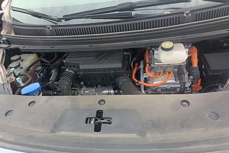 Used Denza D9 2022 DM-i 1040 Prestige Model Engine Bay