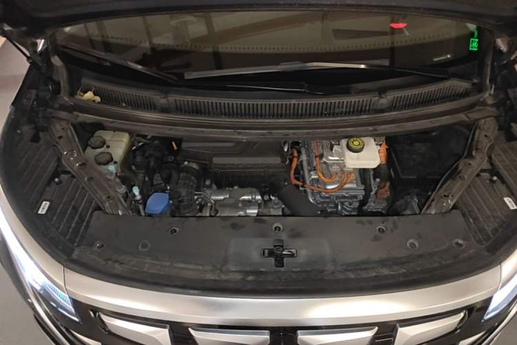 Used Denza D9 2022 DM-i 970 Four-Wheel Drive Prestige Model Engine Bay