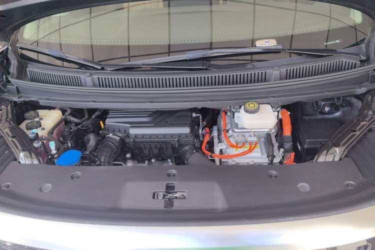 Used Denza D9 2022 DM-i 1040 Prestige Model Engine Bay