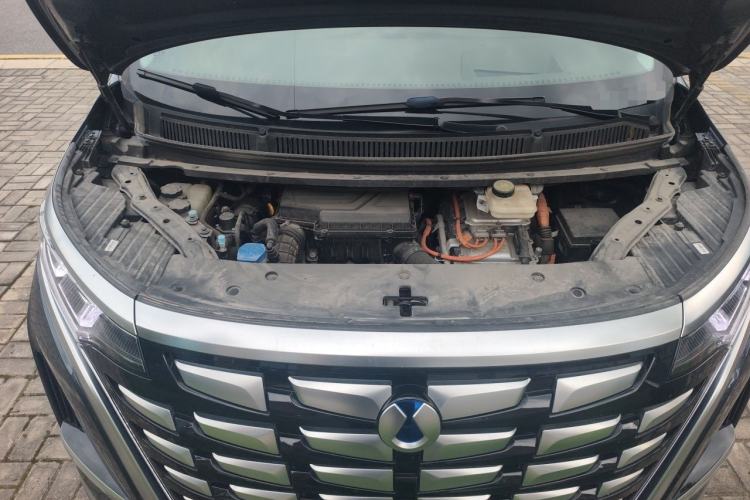 Used Denza D9 2022 DM-i 970 Four-Wheel Drive Flagship Model Engine Bay