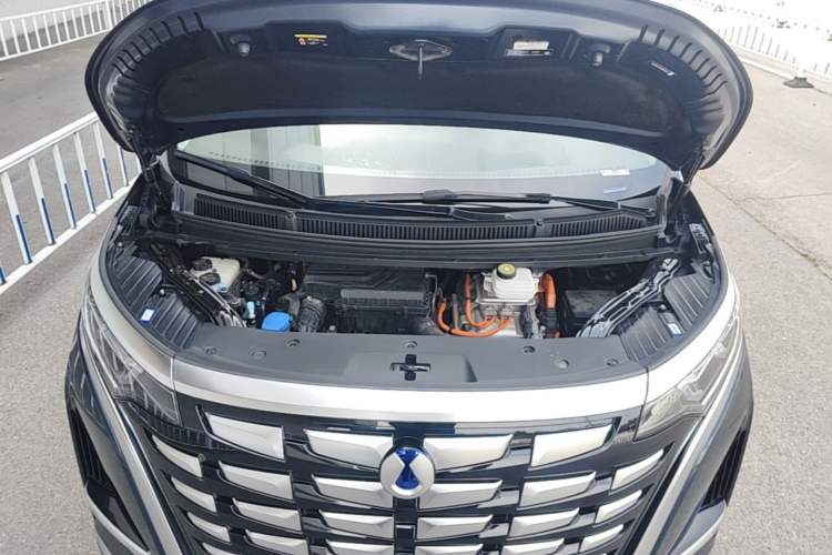 Used Denza D9 2022 DM-i 970 Four-Wheel Drive Flagship Model Engine Bay