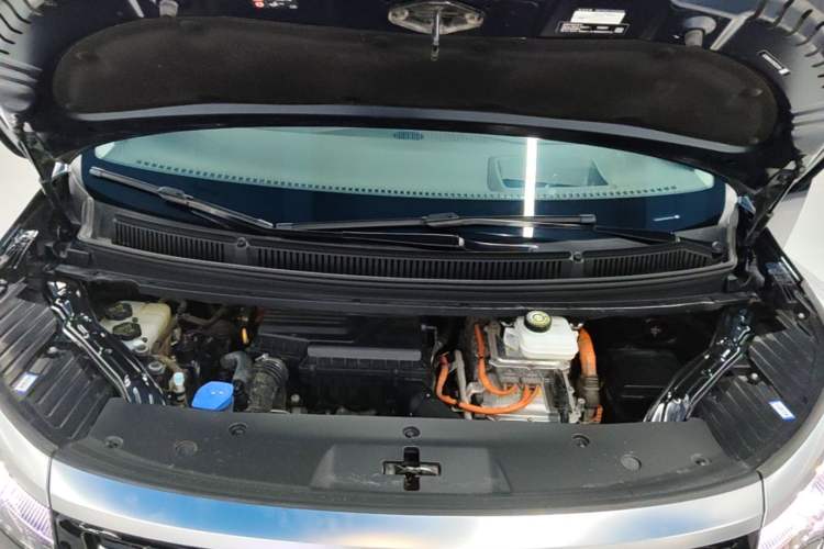 Used Denza D9 2022 DM-i 970 Four-Wheel Drive Flagship Model Engine Bay