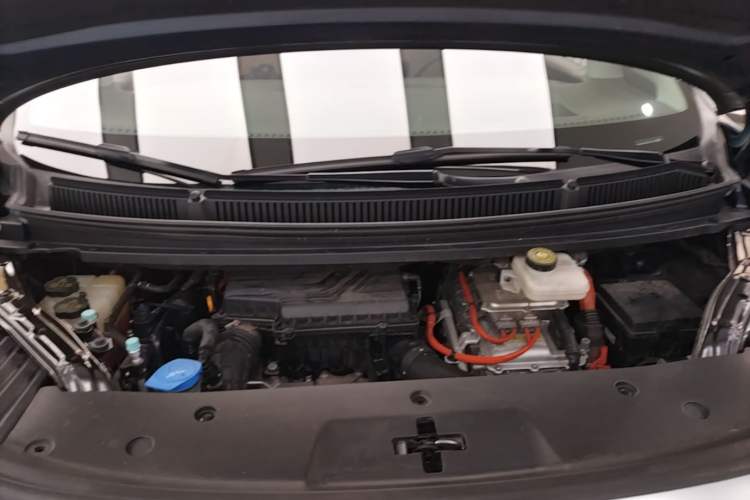 Used Denza D9 2022 DM-i 970 Four-Wheel Drive Flagship Model Engine Bay