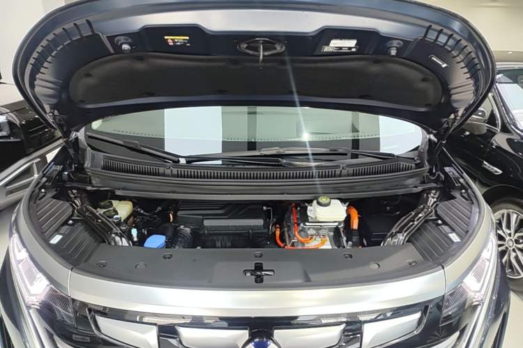 Used Denza D9 2022 DM-i 970 Four-Wheel Drive Flagship Model Engine Bay