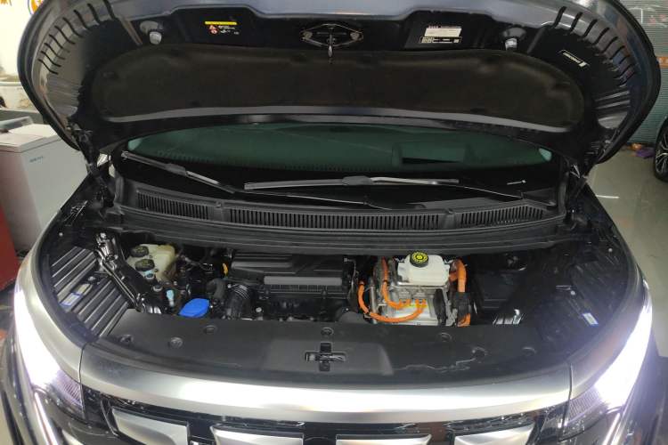 Used Denza D9 2022 DM-i 970 Four-Wheel Drive Flagship Model Engine Bay