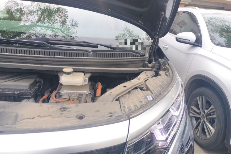 Used Denza D9 2022 DM-i 1040 Prestige Model Engine Bay Left