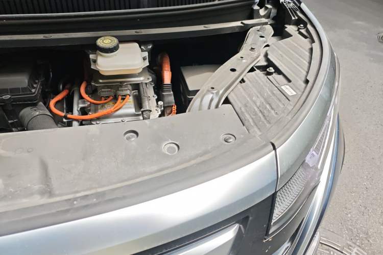 Used Denza D9 2022 DM-i 970 Four-Wheel Drive Prestige Model Engine Bay Left
