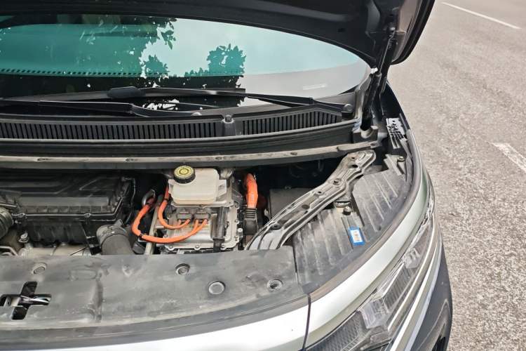 Used Denza D9 2022 DM-i 1040 Prestige Model Engine Bay Left