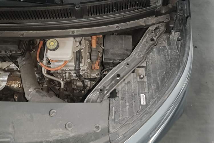 Used Denza D9 2022 DM-i 970 Four-Wheel Drive Flagship Model Engine Bay Left