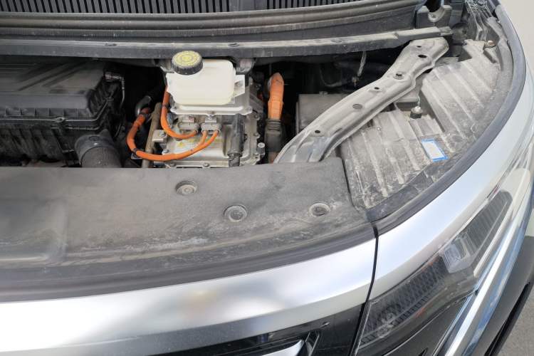 Used Denza D9 2022 DM-i 970 Four-Wheel Drive Prestige Model Engine Bay Left