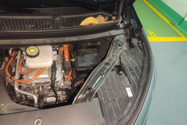 Used Denza D9 2022 DM-i 1040 Prestige Model Engine Bay Left