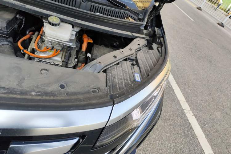 Used Denza D9 2022 DM-i 970 Four-Wheel Drive Flagship Model Engine Bay Left