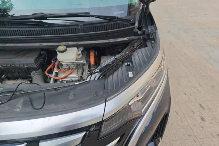 Used Denza D9 2022 DM-i 970 Four-Wheel Drive Flagship Model Engine Bay Left