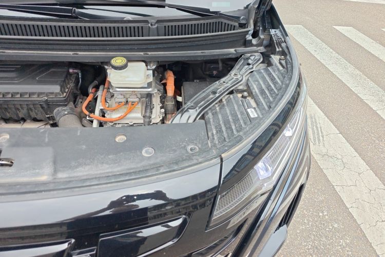 Used Denza D9 2022 DM-i 1040 Prestige Model Engine Bay Left