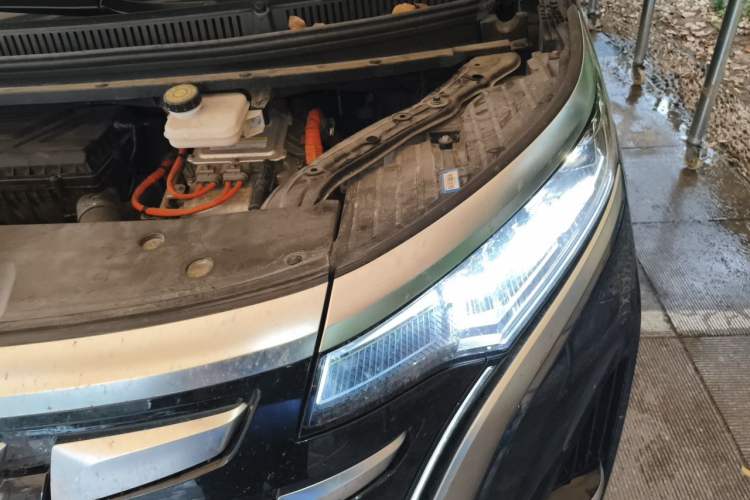 Used Denza D9 2022 DM-i 970 Four-Wheel Drive Flagship Model Engine Bay Left