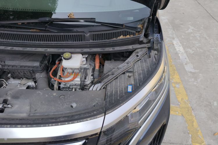 Used Denza D9 2022 DM-i 970 Four-Wheel Drive Prestige Model Engine Bay Left