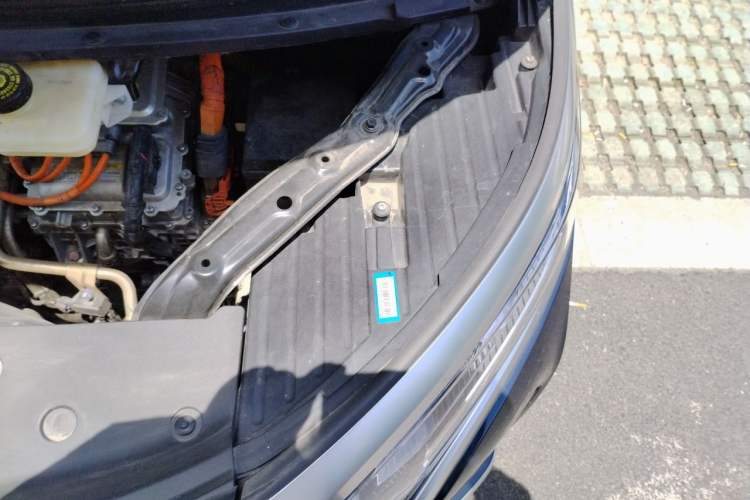 Used Denza D9 2022 DM-i 1040 Prestige Model Engine Bay Left