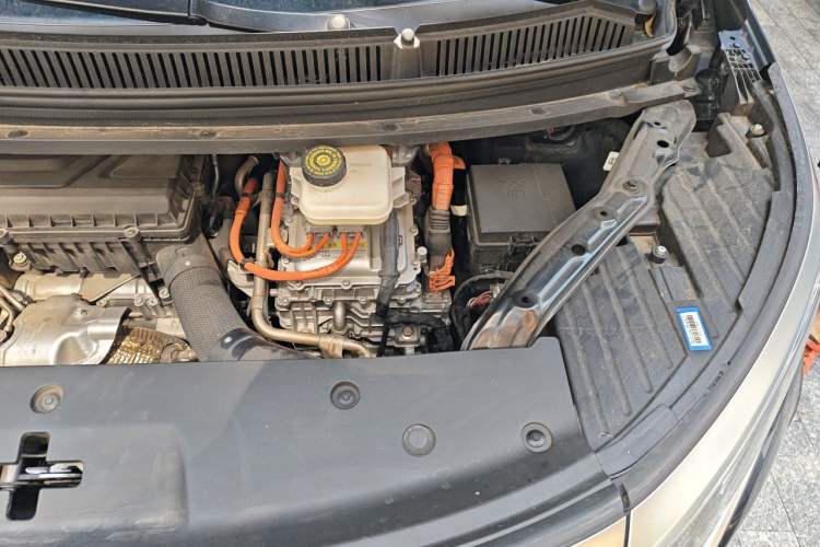 Used Denza D9 2022 DM-i 970 Four-Wheel Drive Flagship Model Engine Bay Left