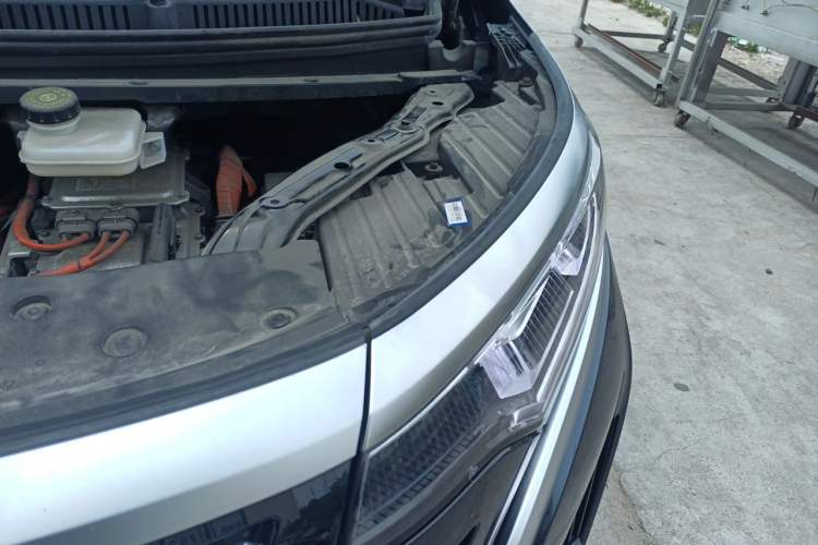 Used Denza D9 2022 DM-i 970 Four-Wheel Drive Flagship Model Engine Bay Left