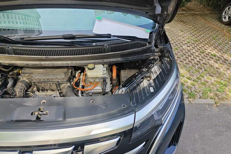Used Denza D9 2022 DM-i 970 Four-Wheel Drive Flagship Model Engine Bay Left