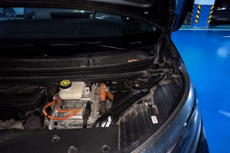 Used Denza D9 2022 DM-i 970 Four-Wheel Drive Flagship Model Engine Bay Left