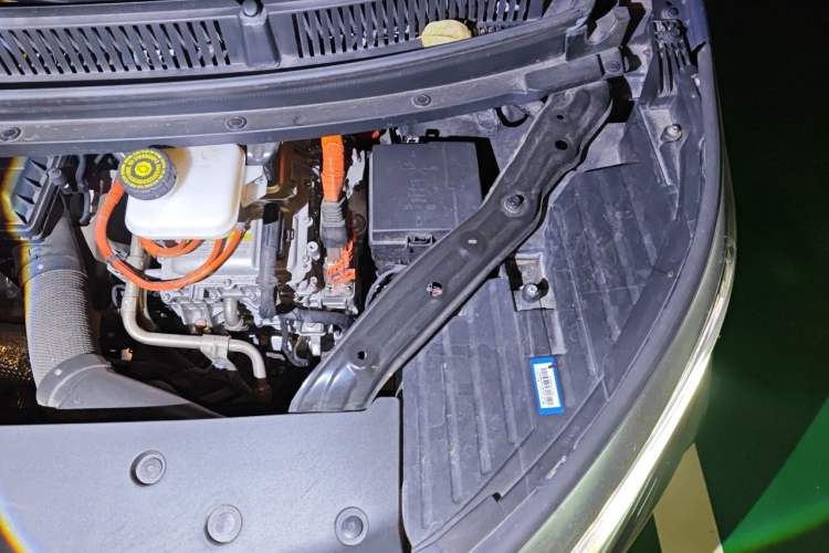 Used Denza D9 2022 DM-i 970 Four-Wheel Drive Prestige Model Engine Bay Left