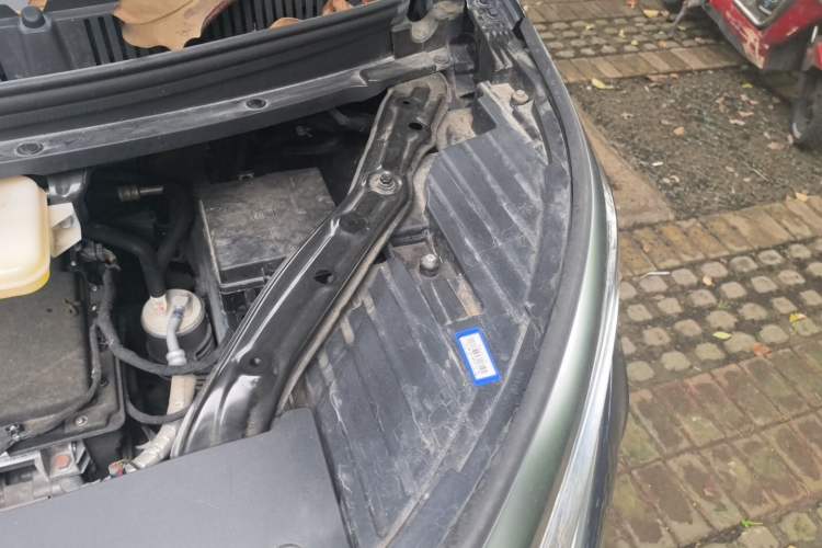 Used Denza D9 2022 EV 600 Four-Wheel Drive Flagship Model Engine Bay Left