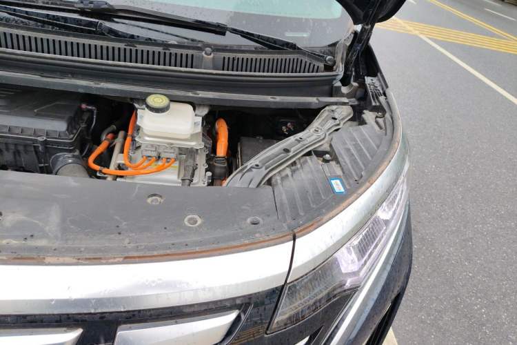 Used Denza D9 2022 DM-i 970 Four-Wheel Drive Prestige Model Engine Bay Left