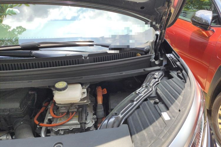 Used Denza D9 2022 DM-i 970 Four-Wheel Drive Prestige Model Engine Bay Left