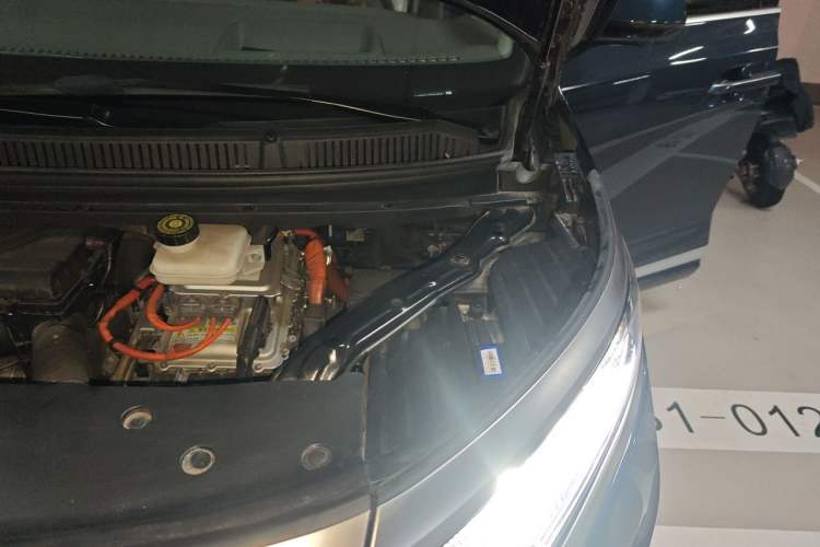 Used Denza D9 2022 DM-i 970 Four-Wheel Drive Prestige Model Engine Bay Left