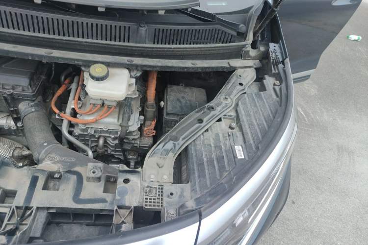 Used Denza D9 2022 DM-i 970 Four-Wheel Drive Prestige Model Engine Bay Left