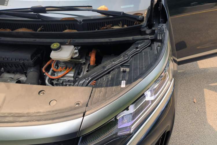 Used Denza D9 2022 DM-i 1040 Prestige Model Engine Bay Left