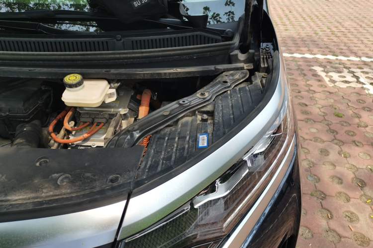 Used Denza D9 2022 DM-i 970 Four-Wheel Drive Flagship Model Engine Bay Left