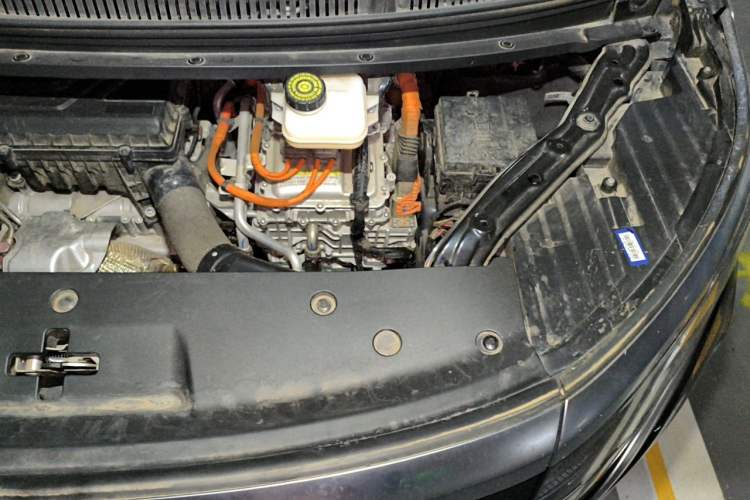 Used Denza D9 2022 DM-i 970 Four-Wheel Drive Prestige Model Engine Bay Left