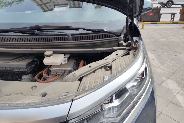 Used Denza D9 2022 DM-i 1040 Prestige Model Engine Bay Left