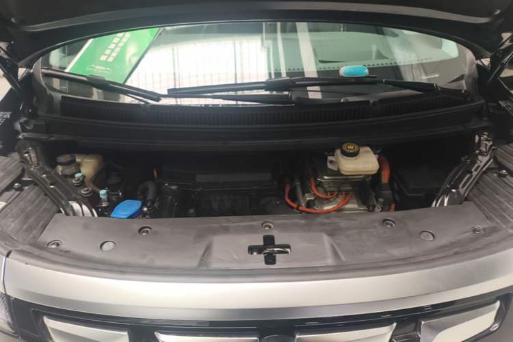 Used Denza D9 2022 DM-i 970 Four-Wheel Drive Flagship Model Engine Bay